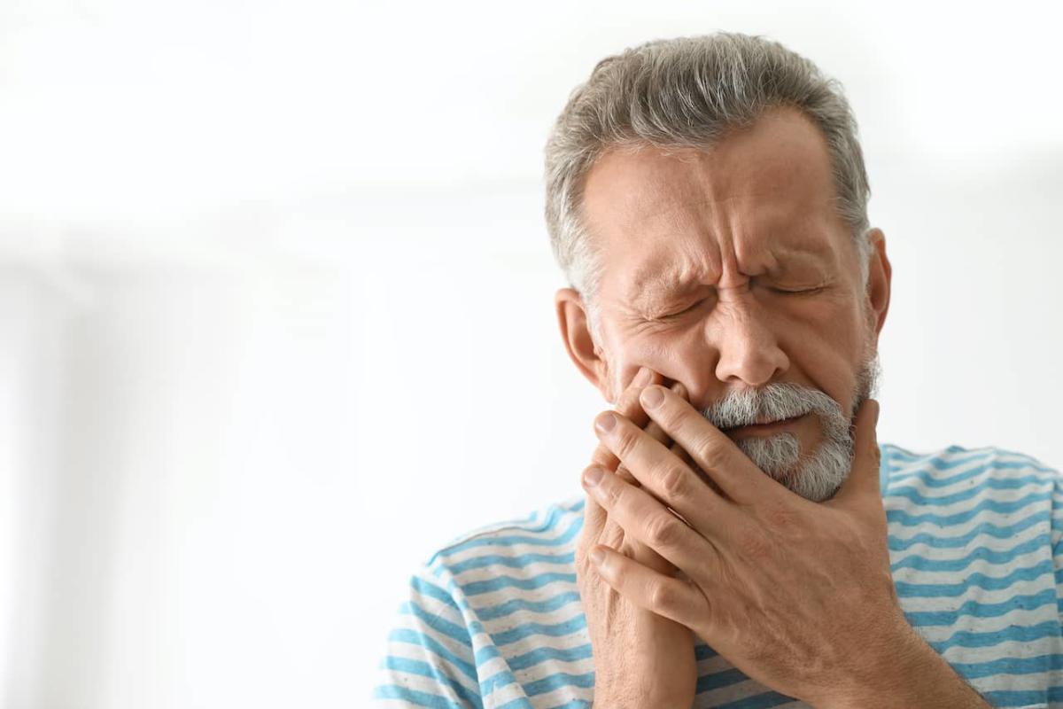 experiencing-denture-sores-5-ways-to-treat-the-problem